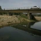 Vista del paso del río Bernesga por la localidad leonesa de Carbajal de la Legua