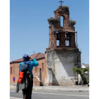 El santuario de La Virgen del Camino es el principal símbolo del municipio y el punto de partida de los cientos de peregrinos que dejan atrás la capital leonesa para aventurarse en una de las partes más atractivas de la Ruta Jacobea.