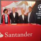 Ana Botín, presidenta del Banco Santander, junto con Guy-Laurent, director de márketing de UEFA Events, Rami Aboukhair, de Santander España, y Ronaldo Nazario.