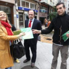 Teresa Magaz, con el gerente de Ecovidrio, Eloy Garicano, y uno de los educadores, ayer.