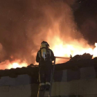 Las tareas de extinción se prolongaron durante dos horas. BOMBEROS DE LEÓN