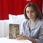 La escritora Laura Gallego con el libro con el que ha conseguido el premio de Literatura infantil.