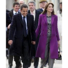 Sarkozy, muy sonriente y feliz , pasea de la mano de Carla Bruni