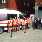 Los alcaldes junto a los voluntarios de Cruz Roja.