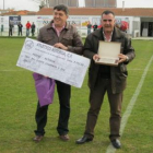 Jorge Alija (i) entrega el cheque de 3.142 euros a Francisco Mateo.
