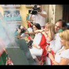 Pamplona ha iniciado este mediodía los Sanfermines 2005 con el lanzamiento del tradicional chupinazo desde el balcón del Ayuntamiento.