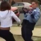 Vídeo en que se ve como una policía de Washington reta a bailar a una joven.