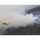Un helicóptero, en plena faena en los montes de Toreno.