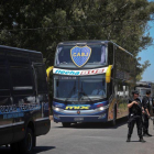 El autobús con el plantel de Boca Juniors es visto cerca al aeropuerto de Ezeiza a su regreso a Buenos Aires  Argentina   luego de perder la final de la Copa Libertadores contra River Plate en Madrid