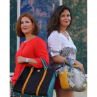 Begoña (I) y Amaya Gutiérrez Valcarce (D), propietarias de la firma leonesa Valgut&Bag