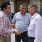 Rubio entre el presidente comarcal y el subdelegado del Gobierno, en una visita a Candín.