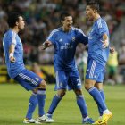 Cristiano Ronaldo es felicitado por Pepe y Di María tras marcar ante el Elche.
