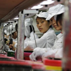 Trabajadoras en una cadena de montaje de una factoría de Foxconn en Longhua (sur de China).