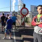 Los mineros desplegaron varias pancartas a la entrada de la central térmica. L. DE LA MATA