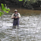 Un pescador busca las primeras capturas de la temporada truchera en el río Porma.