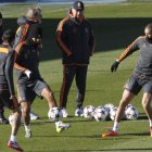 Ancelotti observa a Di María, Casemiro y Benzema en un momento del entrenamiento.