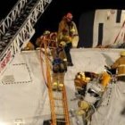Varios profesionales trabajan en el rescate de las víctimas