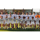 La plantilla de La Bañeza posa en el campo de La Llanera antes del primer entrenamiento