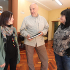 García, centro, ayer en el Ayuntamiento de Villafranca. L.. D. M.