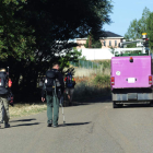 Peregrinos a su paso por un tramo del Camino de Santiago cerca de la capital. SECUNDINO PÉREZ