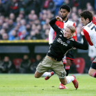 El delantero del Ajax Dolberg cae en la lucha de un balón en el partido ante el Feyenoord.