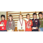 Los vencedores de la categoría prebenjamín posan con sus trofeos.