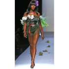 La modelo británica Naomi Campbell luce una creación de Alta Costura del diseñador francés Jean Paul Gaultier, durante un desfile   en 2015.