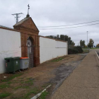 La foto muestra el mal estado de la entrada al cementerio, situado junto a la N-630.