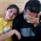 Una niña iraquí consuela a su padre tras visitar a unos familiares en la cárcel  Abu Graib