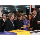 De izquierda a derecha, el vicepresidente venezolano, Nicolás Maduro; el expresidente de Brasil, Lula da Silva, y la presidenta Dilma Rousseff, y Rosa, hija de Chávez, ante el ferétro del líder bolivariano.