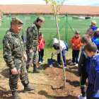 Los alumnos plantan árboles durante su visita al Acuartelamiento Santocildes de Astorga.