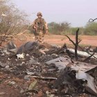 Restos del avión en la región de Gossi, en una imagen facilitada por el Ejército francés.