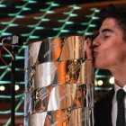 Marc Márquez besa el trofeo de plata maciza en el que están inscritos los nombres de todos los campeones de Moto GP.