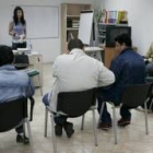 harianos en un aula de orientación sobre las ayudas que pueden recibir en León