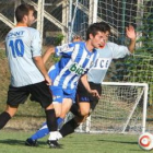 Leoneses y pucelanos pugnan al rebote por un balón.