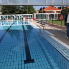 El alcalde, Gregorio Chamorro, y el concejal de Deportes, Pedro García, en las piscinas de Trobajo del Camino.