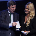 Lidia Valentín en el momento de recibir la medalla de plata de la Real Orden al Mérito Deportivo de manos de Miguel Cardenal, presidente del Consejo Superior de Deportes.