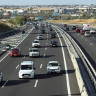 Decenas de coches a su paso por el kilómetro 25 de la A-4 (Madrid). KIKO HUESCA