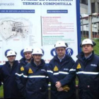 El director de Compostilla II, ayer rodeado de su equipo durante un recorrido de seguridad.