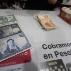 Imagen de una tienda de Ponferrada que admite pesetas. ANA F. BARREDO