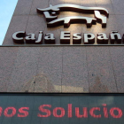Fachada de una de las oficinas principales del Banco Ceiss, con el emblema de Caja España.
