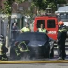 Los bomberos sofocaron el incendio del Chevrolet Camaro, en la avenida de La Libertad de Ponferrada