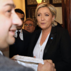 Momento en que Marine Le Pen rechaza el velo que le ofrecen para reunirse con el gran mufti del Líbano.