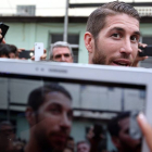 El futbolista del Real Madrid Sergio Ramos (c) conversa con la prensa antes de jugar un pequeño partido