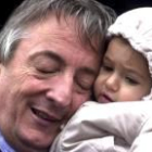 Kirchner abraza a un niño en la ciudad argentina de Rosario