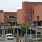 En la imagen, vista de la entrada de urgencias y consultas externas en el Hospital del Bierzo