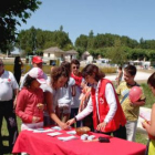 Personal de la Cruz Roja durante el ciclo con los niños.