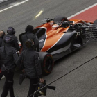 McLaren no mejora en las pruebas de Montmeló El coche de Vandoorne, el compañero de Alonso, se ha parado también en la primera vuelta  COMENTARIOS0 McLaren no mejora en las pruebas de Montmeló  EFE / ALEJANDRO GARCIA Los mecánicos de McLaren empujan el co