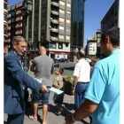 Carballo reparte octavillas informativas sobre la campaña del PRB