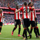 Raúl García celebra con sus compañeros el gol de la victoria frente al Celta. LUIS TEJIDO